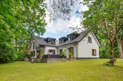 Zeist, Burg. van holthelaan 1 