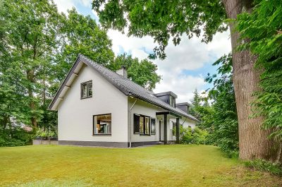 Zeist, Burg. van holthelaan 1 