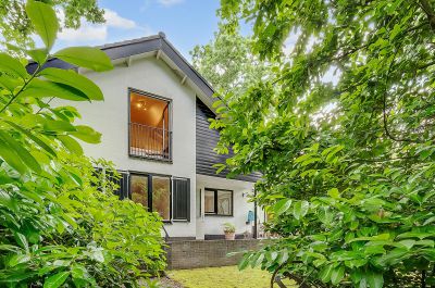 Zeist, Burg. van holthelaan 1 