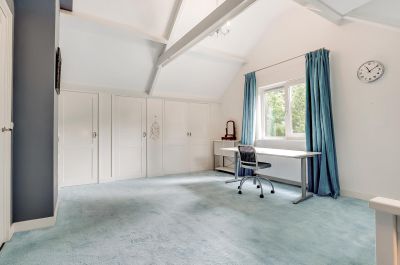 Zeist, Burg. van holthelaan 1 