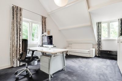 Zeist, Burg. van holthelaan 1 