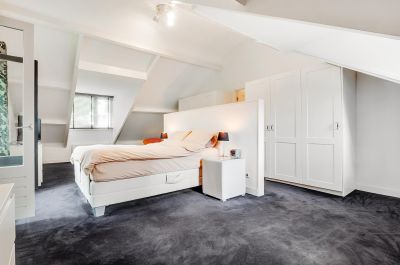 Zeist, Burg. van holthelaan 1 