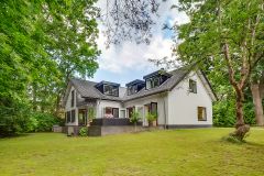 Zeist, Burg. van holthelaan 1 